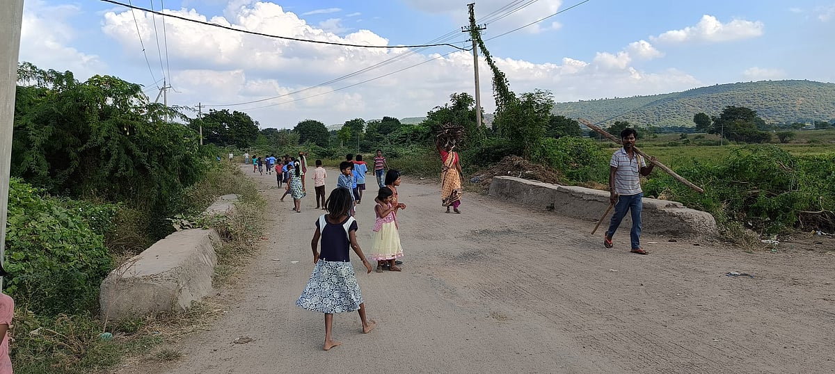 ಬಿಸಿಯೂಟಕ್ಕಾಗಿ ನಿತ್ಯ 2 ಕಿ.ಮೀ ಓಡಾಟ ನಡೆಸುತ್ತಿರುವ ಲಾಡ್ಲಾಪುರದ 150 ಮಕ್ಕಳು! 