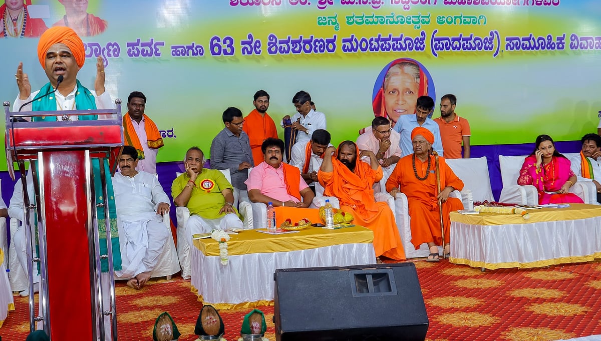 ಮಠಾಧೀಶರು ರಾಜಕಾರಣಿಗಳ ಅಡಿಯಾಳಾಗಬೇಡಿ: ದಿಂಗಾಲೇಶ್ವರ ಸ್ವಾಮೀಜಿ