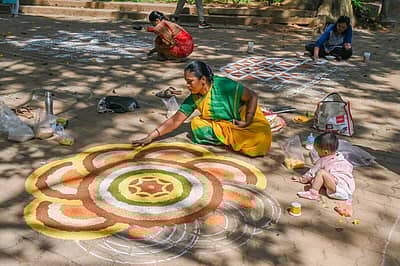 ಮಹಿಳೆಯರು ರಂಗೋಲಿ ಬಿಡಿಸಿದರು. ಚಿತ್ರಗಳು: ಎಸ್ ಕೆ ದಿನೇಶ್