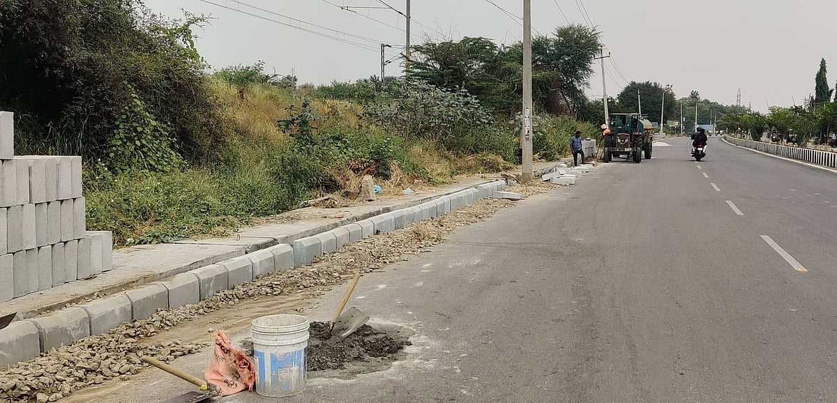 ಪ್ರಯಾಣಿಕರಿಗೆ ಕಂಟಕ ಅವೈಜ್ಞಾನಿಕ ಫುಟ್‌ಪಾತ್ ಕಾಮಗಾರಿ