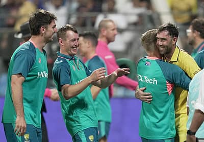 ಮ್ಯಾಕ್ಸ್‌ವೆಲ್‌ಗೆ ಸಹ ಆಟಗಾರರ ಅಭಿನಂದನೆ