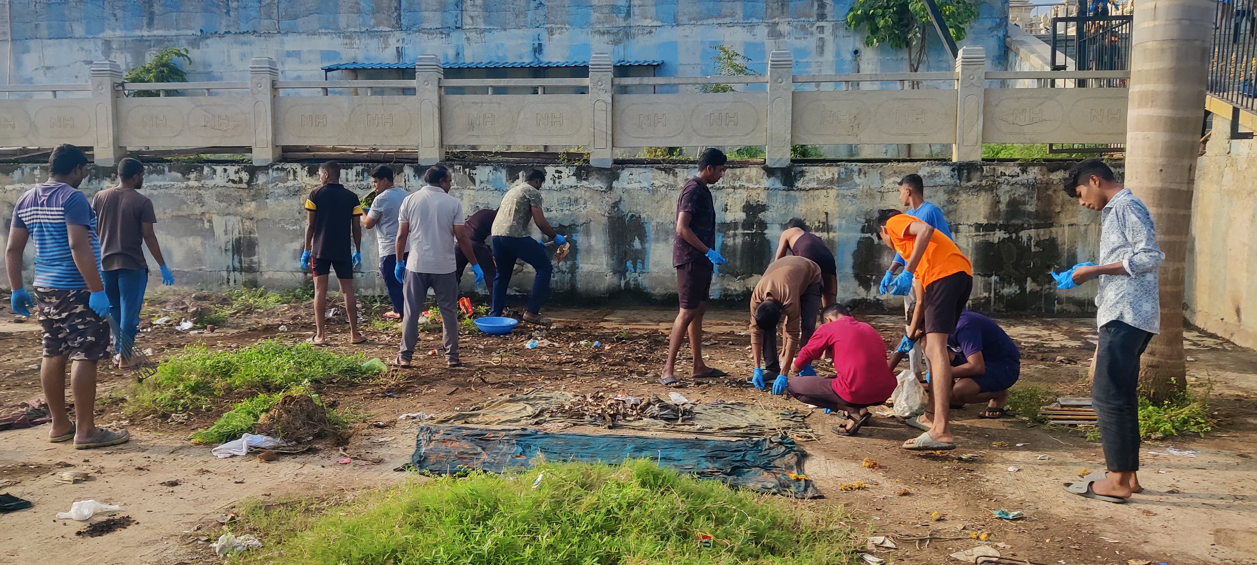 ತಿ. ನರಸೀಪುರ ಪಟ್ಟಣದ ಗುಂಜಾ ನರಸಿಂಹ ಸ್ವಾಮಿ ದೇವಾಲಯದ ಮುಂಭಾಗದಲ್ಲಿರುವ ಗಿಡ ಗಂಟಿಗಳನ್ನು ಯುವ ಬ್ರಿಗೇಡ್ ಕಾರ್ಯಕರ್ತರು ಸ್ವಚ್ಛಗೊಳಿಸಿದರು