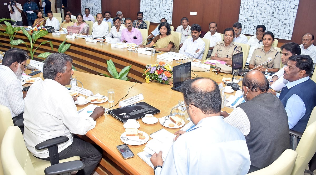 ಮೈಸೂರು | ನಿರ್ಲಕ್ಷ್ಯ ವಹಿಸಿದರೆ ಡಿಸಿ, ಎಸ್ಪಿಗಳೇ ಹೊಣೆ: ಮಹದೇವಪ್ಪ ಎಚ್ಚರಿಕೆ