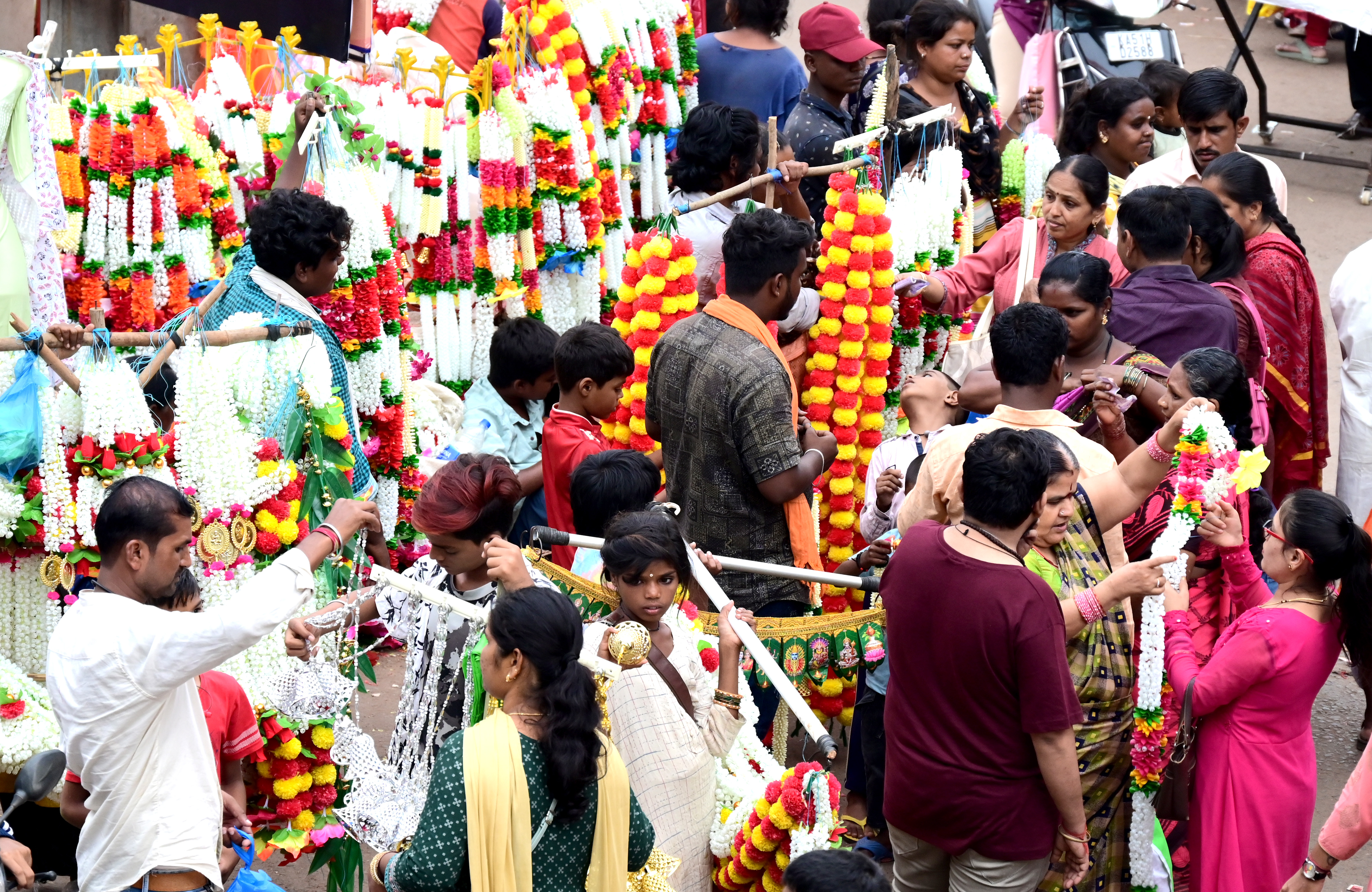 ಹುಬ್ಬಳ್ಳಿಯ ದುರ್ಗದ ಬೈಲ್‌ ಮಾರುಕಟ್ಟೆಯಲ್ಲಿ ದೀಪಾವಳಿ ಹಬ್ಬಕ್ಕಾಗಿ ಜನರು ಪ್ಲ್ಯಾಸ್ಟಿಕ್ ಹೂವಿನ ಮಾಲೆಗಳನ್ನು ಖರೀದಿಸಿದರು
ಪ್ರಜಾವಾಣಿ ಚಿತ್ರ: ಗೋವಿಂದರಾಜ ಜವಳಿ