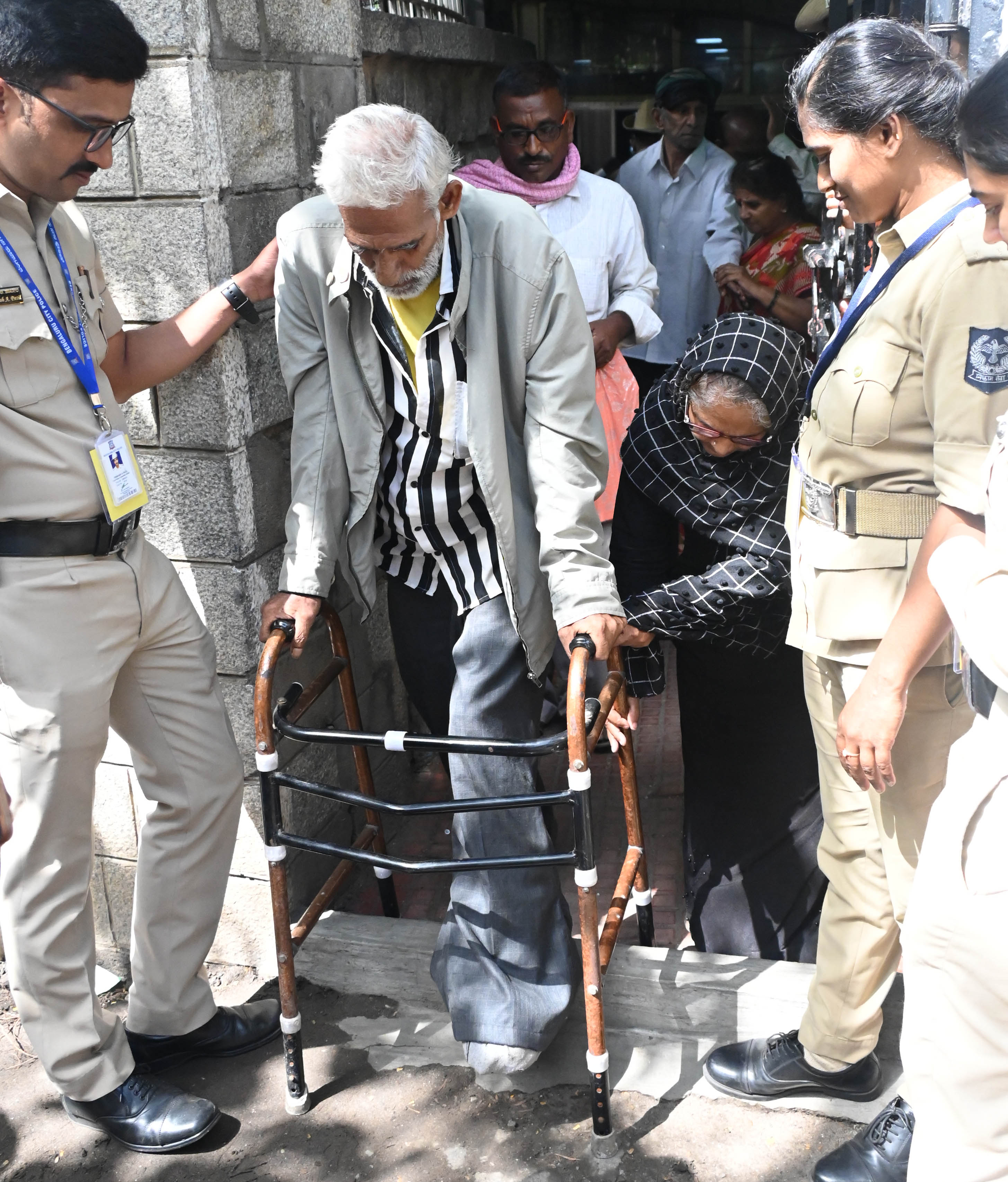 ‘ಜನ ಸ್ಪಂದನ’ಕ್ಕೆ ಬಂದ ಅಂಗವಿಕಲರಿಗೆ ಪೊಲೀಸರು ನೆರವಾದರು ಪ್ರಜಾವಾಣಿ ಚಿತ್ರ