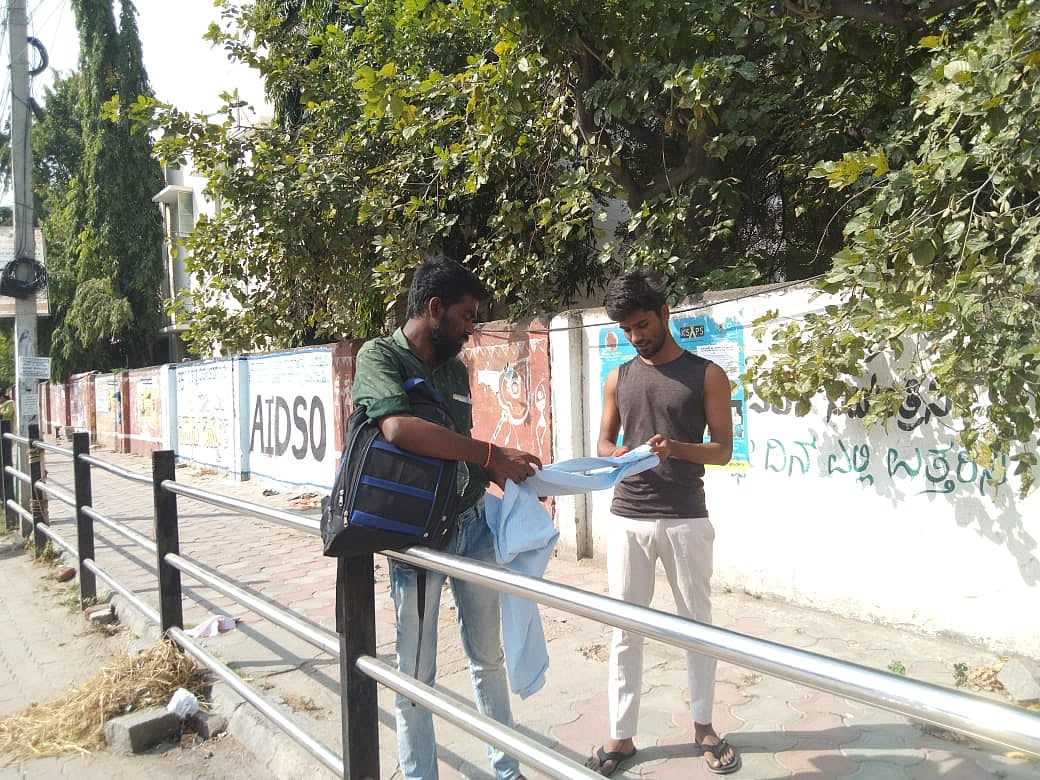 ರಾಯಚೂರು | ಎಸ್‌ಡಿಎ ಪರೀಕ್ಷೆ: ಅಂಗಿ ತೋಳು ಕತ್ತರಿಸಿಕೊಂಡ ಅಭ್ಯರ್ಥಿಗಳು