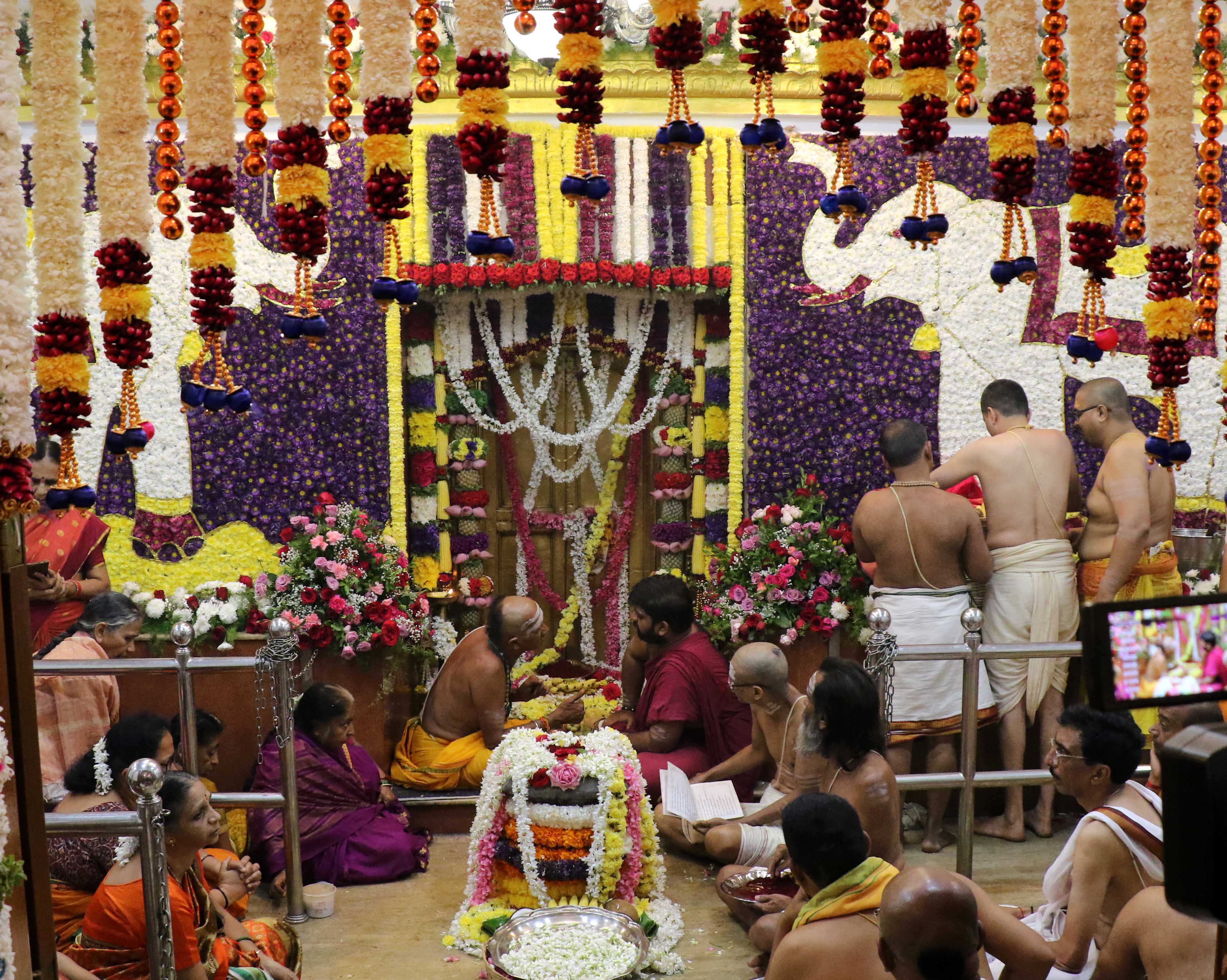 ಗರ್ಭಗುಡಿಯ ಬಾಗಿಲು ತೆರೆಯುವ ಮುನ್ನ ಪೂಜೆ ಸಲ್ಲಿಸಲಾಯಿತು