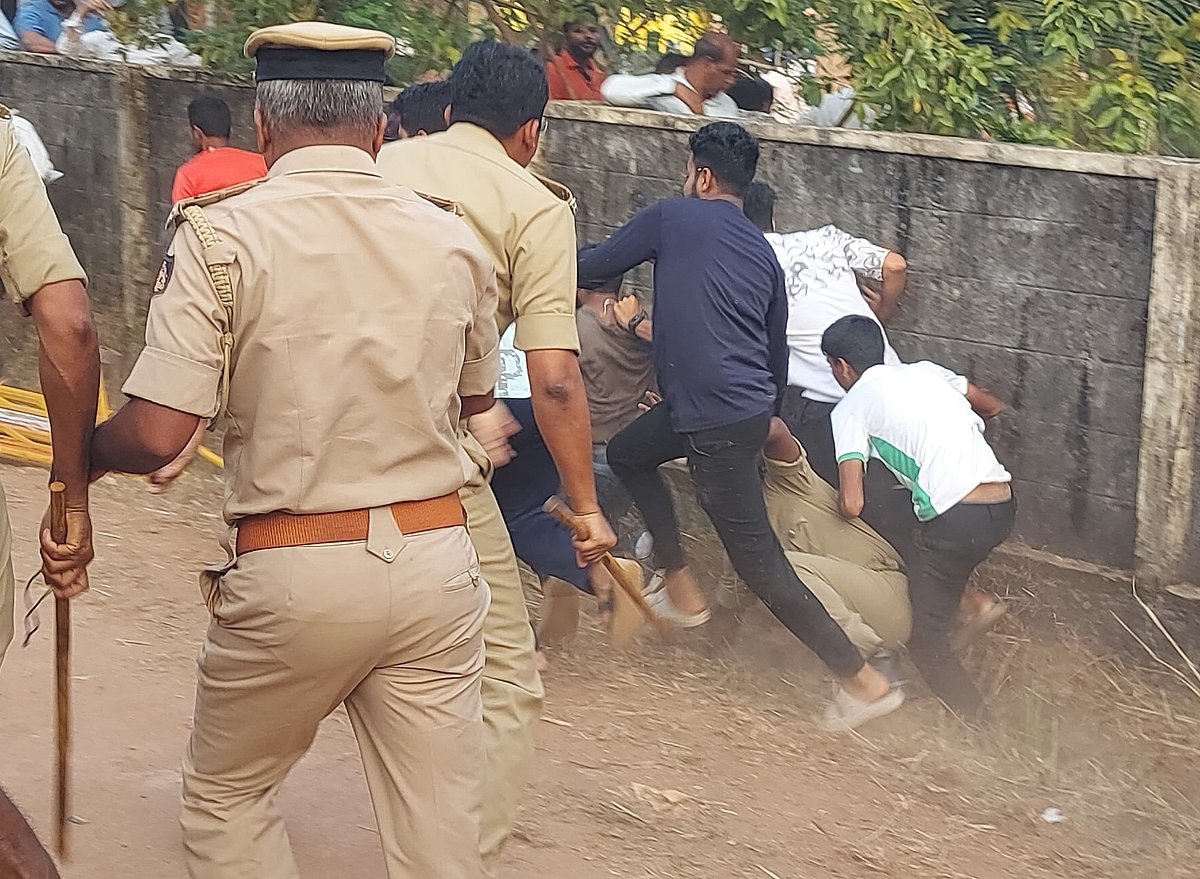 ಉಡುಪಿ | ತಾಯಿ, ಮೂವರು ಮಕ್ಕಳ ಕೊಲೆ ಆರೋಪಿ ಮೇಲೆ ಹಲ್ಲೆಗೆ ಯತ್ನ; ಲಾಠಿ ಚಾರ್ಜ್‌