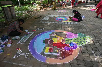 ಮಹಿಳೆಯರು ರಂಗೋಲಿ ಬಿಡಿಸಿದರು. ಚಿತ್ರಗಳು: ಎಸ್ ಕೆ ದಿನೇಶ್