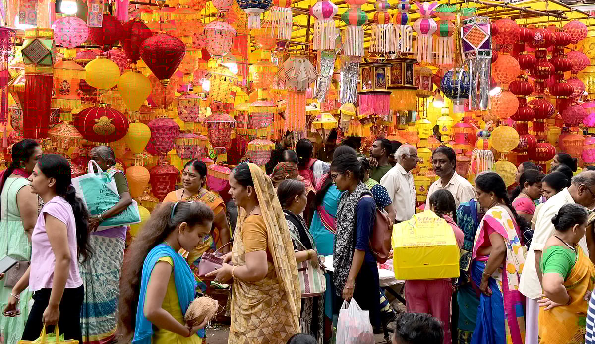 ಹುಬ್ಬಳ್ಳಿ | ಬೆಳಕಿನ ಹಬ್ಬ: ಕಳೆಗಟ್ಟಿದ ಮಾರುಕಟ್ಟೆ