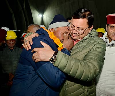 ಕಾರ್ಮಿಕರನ್ನು ಸಂತೈಸುತ್ತಿರುವ ದೃಶ್ಯ