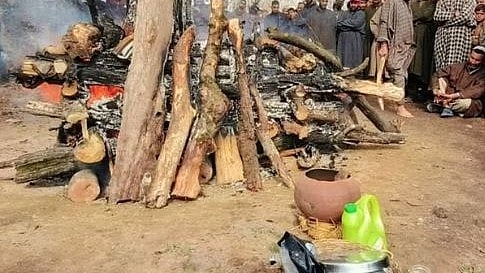 ಮೃತ ಕಾಶ್ಮೀರಿ ಪಂಡಿತನ ಅಂತಿಮ ವಿಧಿವಿಧಾನ ನೆರವೇರಿಸಿದ ನೆರೆಯ ಮುಸ್ಲಿಮರು

