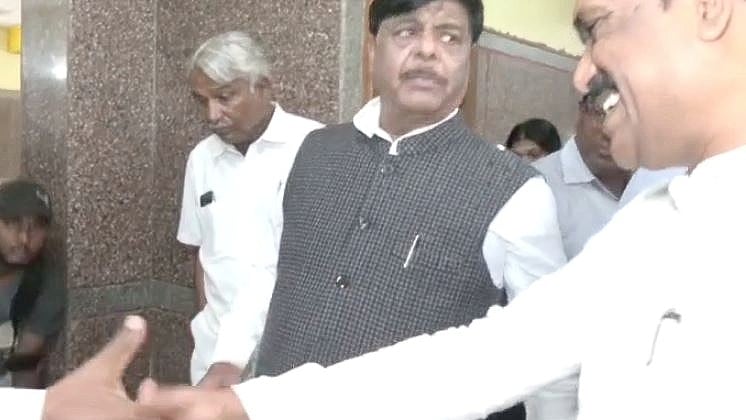 ವಿಡಿಯೊ: ಬೆಂಗಾವಲು ಸಿಬ್ಬಂದಿಯಿಂದ ಶೂ ಹಾಕಿಸಿಕೊಂಡ ಸಚಿವ ಎಚ್‌ಸಿ ಮಹದೇವಪ್ಪ!