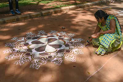 ಮಹಿಳೆಯರು ರಂಗೋಲಿ ಬಿಡಿಸಿದರು. ಚಿತ್ರಗಳು: ಎಸ್ ಕೆ ದಿನೇಶ್