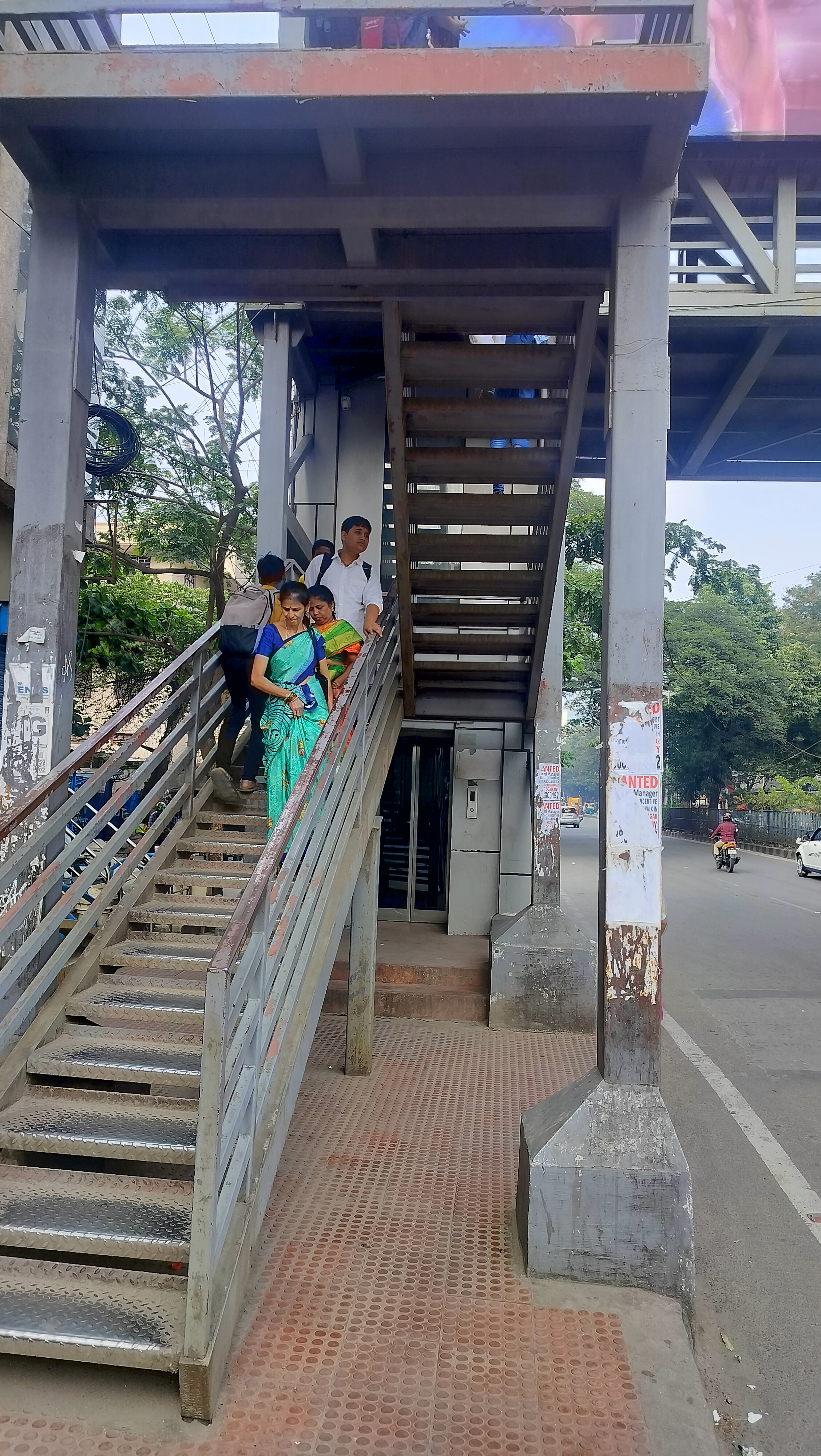 ಕೆಂಗಲ್‌ ಹನುಮಂತಯ್ಯ ರಸ್ತೆಯಲ್ಲಿರುವ (ಡಬಲ್‌ ರೋಡ್‌) ಸ್ಕೈವಾಕ್‌ನ ಲಿಫ್ಟ್‌  ವರ್ಷಗಳಿಂದ ಕಾರ್ಯನಿರ್ವಹಿಸುತ್ತಿಲ್ಲ