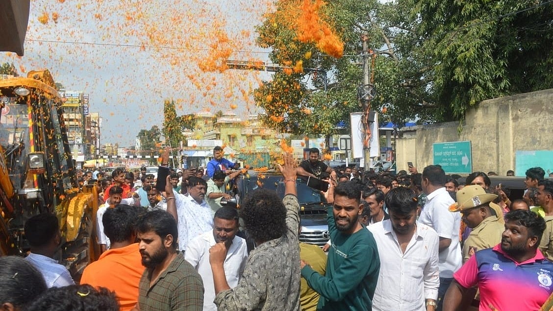 ‘ಬ್ಯಾಡ್ ಮಾನರ್ಸ್’ ವೀಕ್ಷಣೆ: ಮಂಡ್ಯದಲ್ಲಿ ನಟ ಅಭಿಷೇಕ್‌ಗೆ ಅದ್ದೂರಿ ಸ್ವಾಗತ