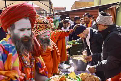 ಕೇದಾರನಾಥದಲ್ಲಿಭಕ್ತರಿಗೆ ಪ್ರಸಾದ ವಿತರಣೆ ಮಾಡಿದ ರಾಹುಲ್ ಗಾಂಧಿ