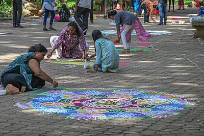 ಮಹಿಳೆಯರು ರಂಗೋಲಿ ಬಿಡಿಸಿದರು. ಚಿತ್ರಗಳು: ಎಸ್ ಕೆ ದಿನೇಶ್