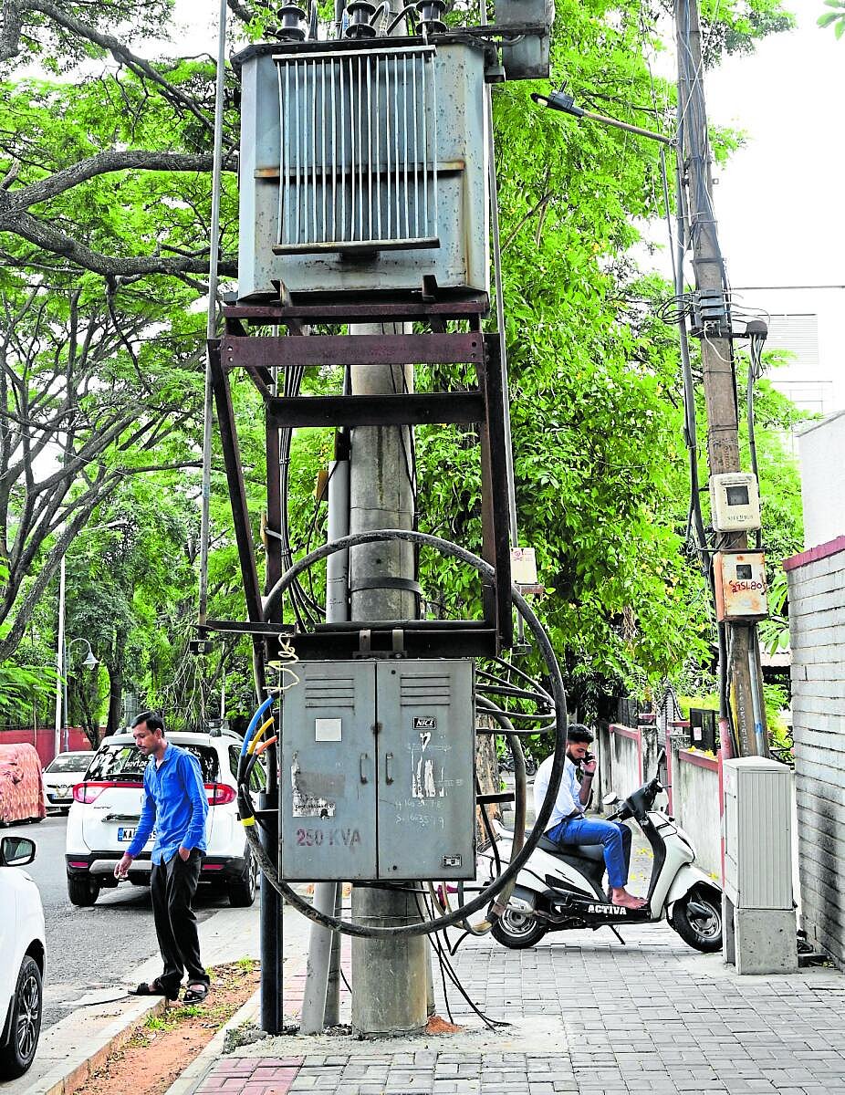 ಸಿಡಿಲು ಹೊಡೆತದಿಂದ ಹಾಳಾಗಿದ್ದ ಟ್ರಾನ್ಸ್‌ಫಾರ್ಮರ್‌ ದುರಸ್ತಿ