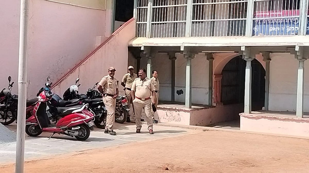 ಮುರುಘಾ ಶರಣರ ವಿರುದ್ಧ ಬಂಧನದ ವಾರೆಂಟ್ ಆದೇಶ:  ವಿರಕ್ತಮಠಕ್ಕೆ ಪೊಲೀಸ್ ಭದ್ರತೆ