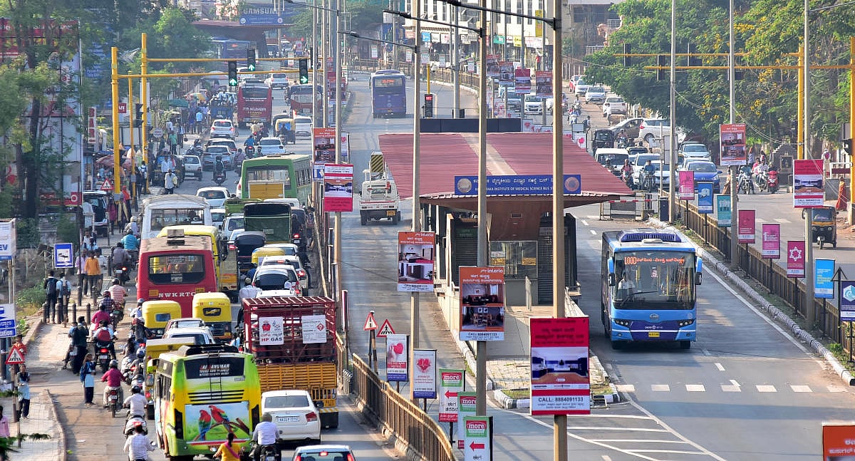 ಹುಬ್ಬಳ್ಳಿ | ವೇಗದ ಬಸ್‌ ಪಕ್ಕದಲ್ಲೇ ಟ್ರಾಫಿಕ್‌ ಜಾಮ್!