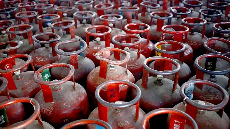 ವಾಣಿಜ್ಯ ಬಳಕೆ ಸಿಲಿಂಡರ್‌ ದರ ₹101 ಹೆಚ್ಚಳ