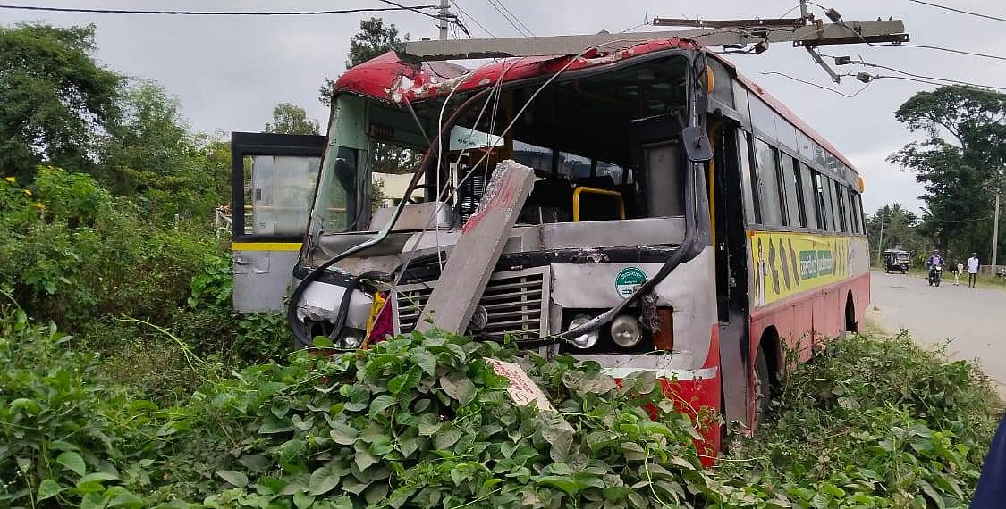 ಸ್ಟೇರಿಂಗ್‌ ರಾಡ್‌ ತುಂಡಾಗಿ ವಿದ್ಯುತ್‌ ಕಂಬಕ್ಕೆ ಬಸ್‌ ಡಿಕ್ಕಿ