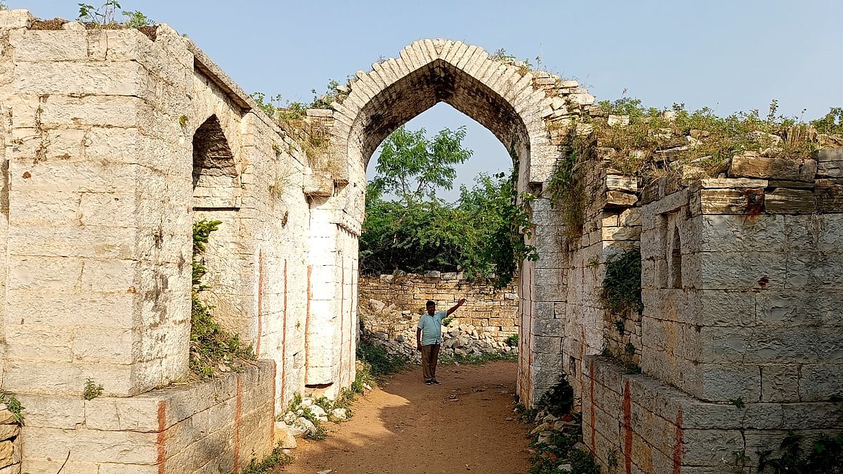 ಚಿತ್ತಾಪುರ | ಶ್ರೀಶೈಲ ಮಲ್ಲಿಕಾರ್ಜುನ ಗೋಪುರಕ್ಕೆ 'ನಾಗಾವಿ ಪಟಗಾ' 