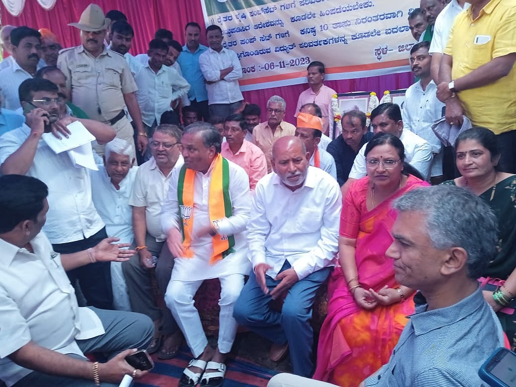 ಕೊಪ್ಪಳ: ಎರಡನೇ ದಿನವೂ ಮುಂದುವರಿದ ಸಂಸದ ಸಂಗಣ್ಣ ಕರಡಿ ಉಪವಾಸ ಸತ್ಯಾಗ್ರಹ