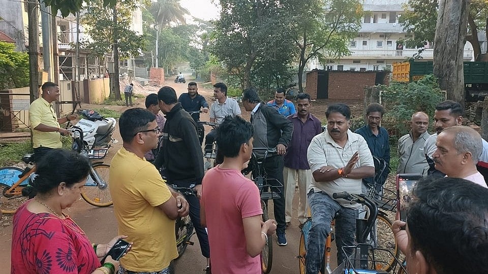 ಬೆಳಗಾವಿ | ಸೈಕಲ್‌ ಮೇಲೆ ತೆರಳಿ ಜನರ ಸಮಸ್ಯೆ ಆಲಿಸಿದ  ಶಾಸಕ ಅಭಯ ಪಾಟೀಲ