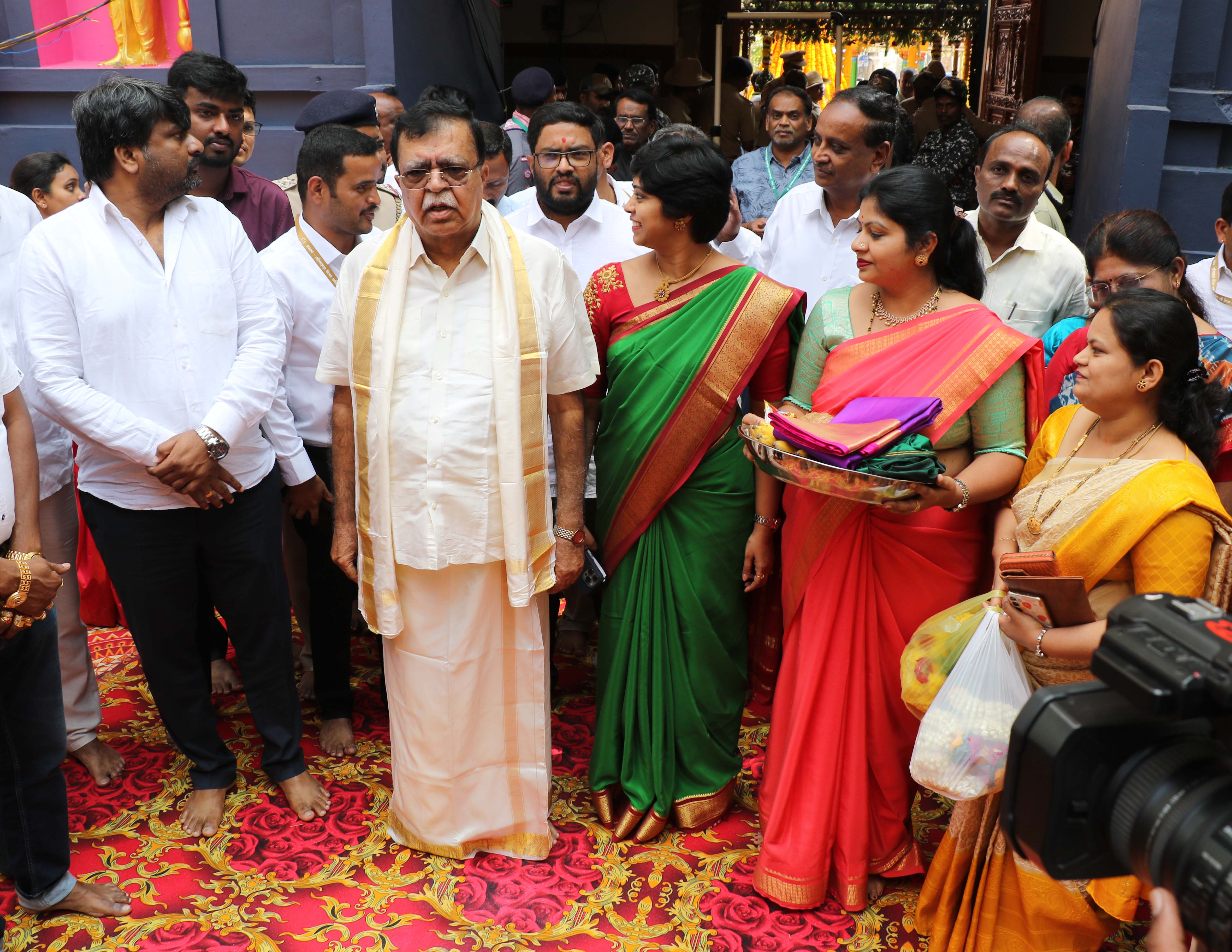 ಹಾಸನಾಂಬ ದರ್ಶನೋತ್ಸವದಲ್ಲಿ ಸಾಂಪ್ರದಾಯಿಕ ಉಡುಗೆಯಲ್ಲಿ ಭಾಗವಹಿಸಿದ್ದ ಸಚಿವ ಕೆ.ಎನ್‌. ರಾಜಣ್ಣ