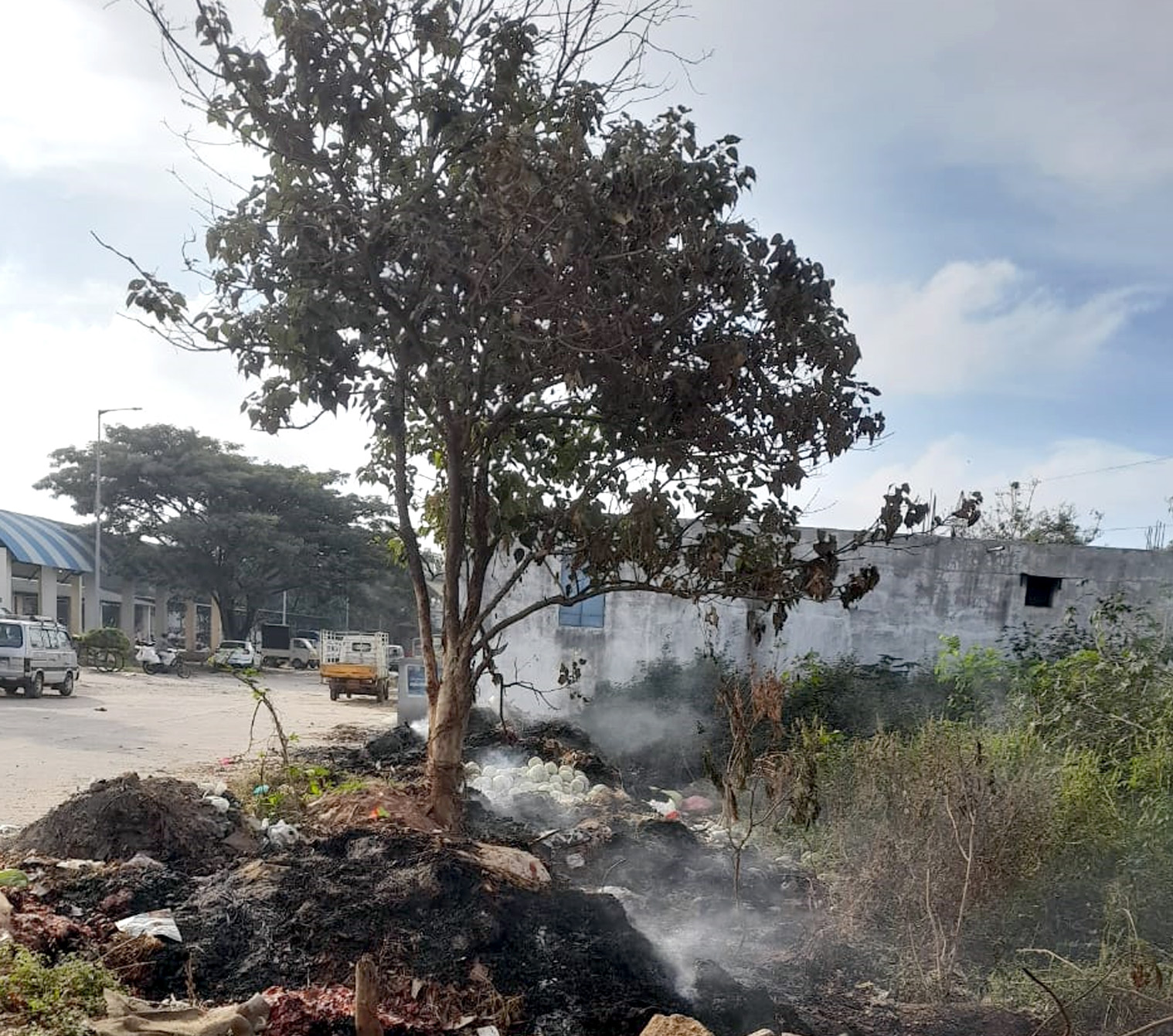 ಎಪಿಎಂಸಿ ಮಾರುಕಟ್ಟೆ ಆವರಣದಲ್ಲಿನ ಕಸದ ರಾಶಿಗೆ ಬೆಂಕಿ ಹಚ್ಚಿರುವುದು