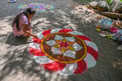 ಮಹಿಳೆಯರು ರಂಗೋಲಿ ಬಿಡಿಸಿದರು. ಚಿತ್ರಗಳು: ಎಸ್ ಕೆ ದಿನೇಶ್