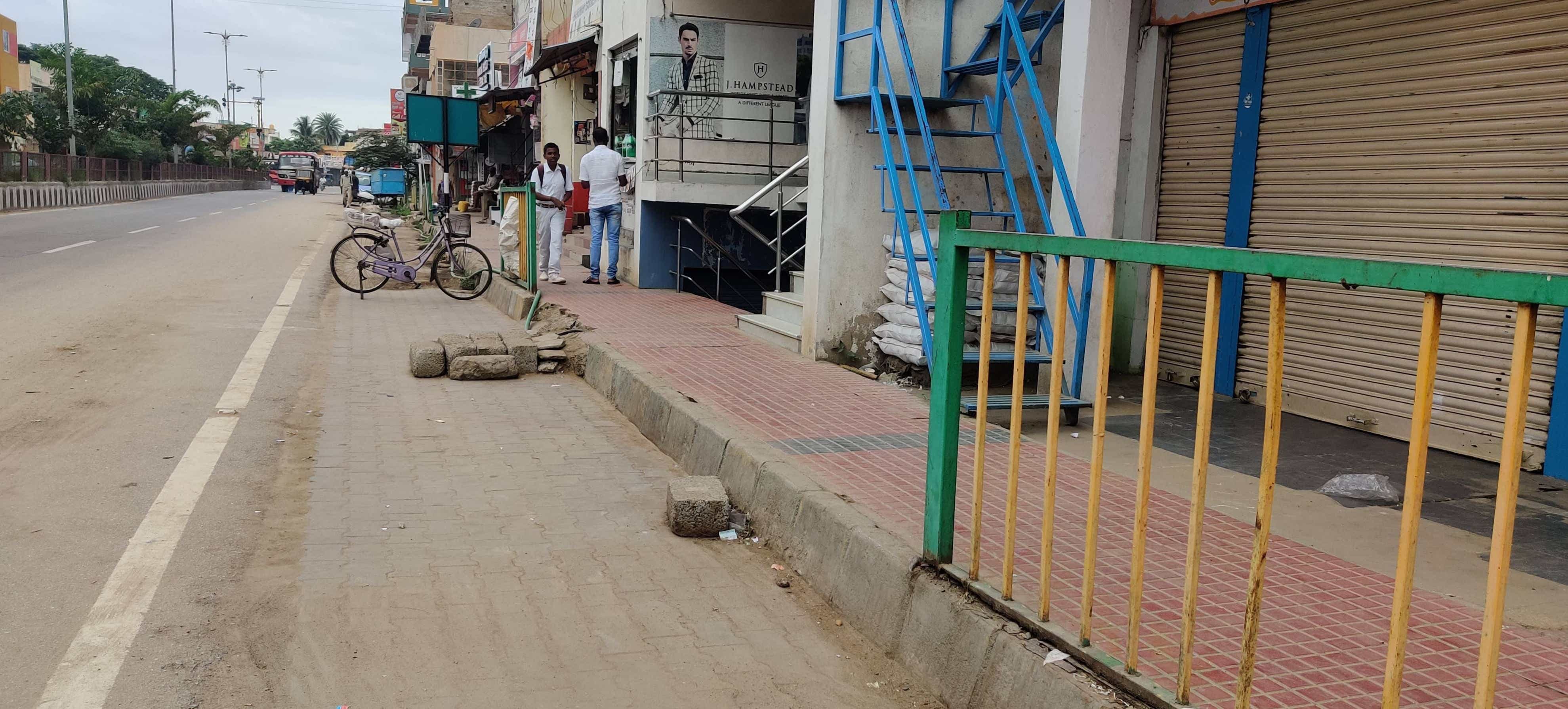 ಮುರಿದಿರುವ ಕಬ್ಬಿಣದ ‌ಗ್ರಿಲ್