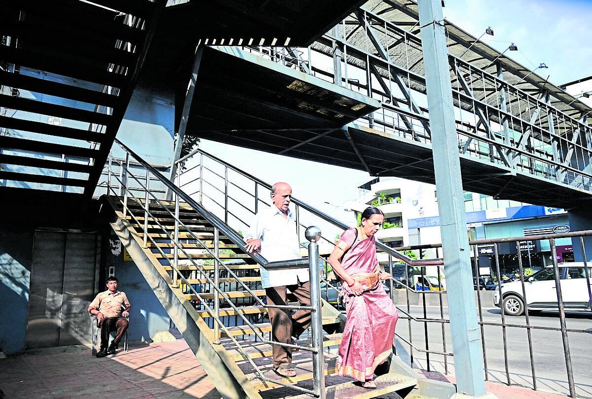 ಬೆಂಗಳೂರು: ಮೇಖ್ರಿ ವೃತ್ತದಲ್ಲಿ ಸ್ಕೈವಾಕ್ ಅಸುರಕ್ಷಿತ, ಕೆಟ್ಟು ನಿಂತ ಲಿಫ್ಟ್