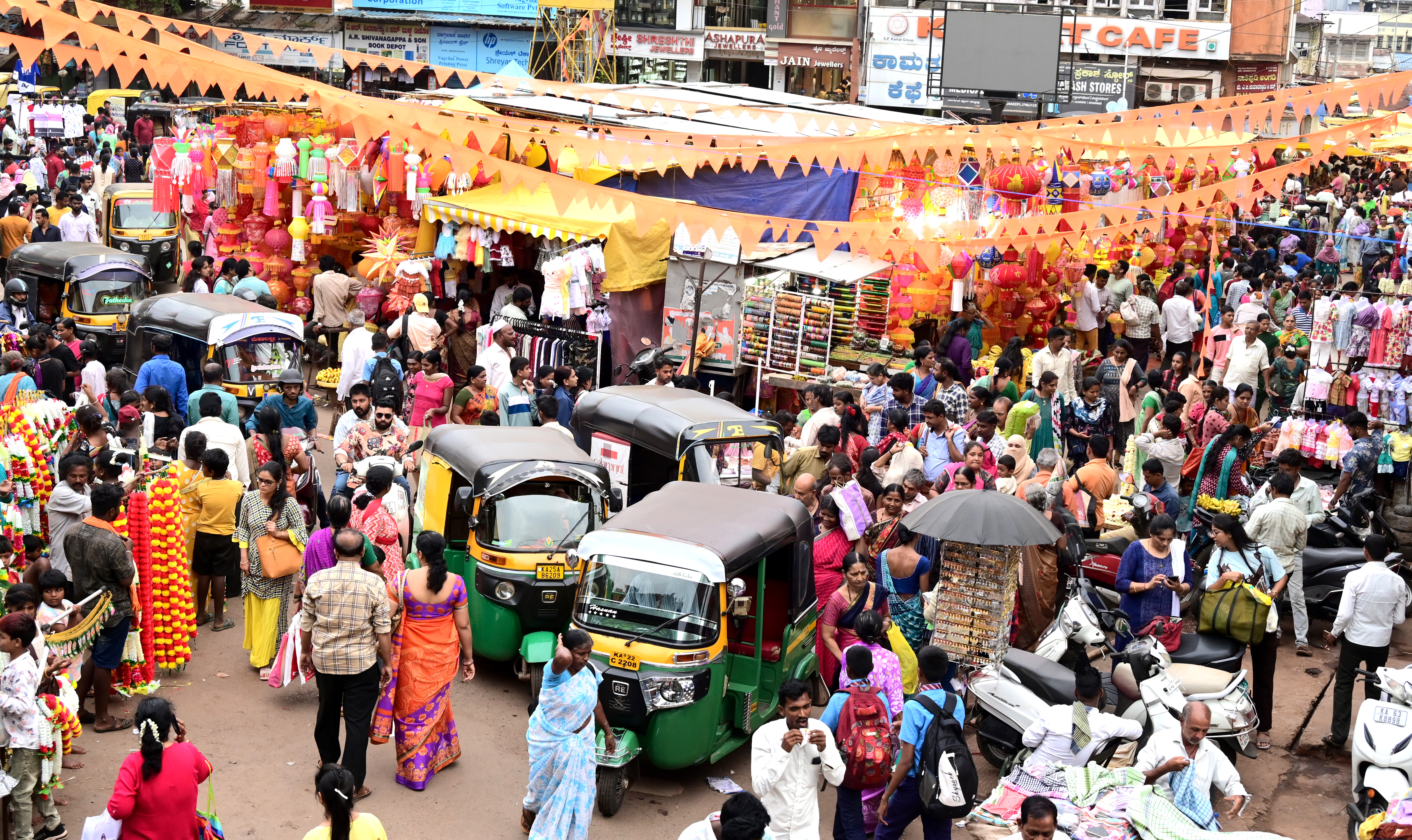 ದೀಪಾವಳಿ ಸಮೀಪಿಸುತ್ತಿದ್ದು ಹುಬ್ಬಳ್ಳಿಯ ದುರ್ಗದ ಬೈಲ್‌ ಮಾರುಕಟ್ಟೆಯಲ್ಲಿ ಜನದಟ್ಟಣೆ ಹೆಚ್ಚಾಗಿತ್ತು
ಪ್ರಜಾವಾಣಿ ಚಿತ್ರ: ಗೋವಿಂದರಾಜ ಜವಳಿ