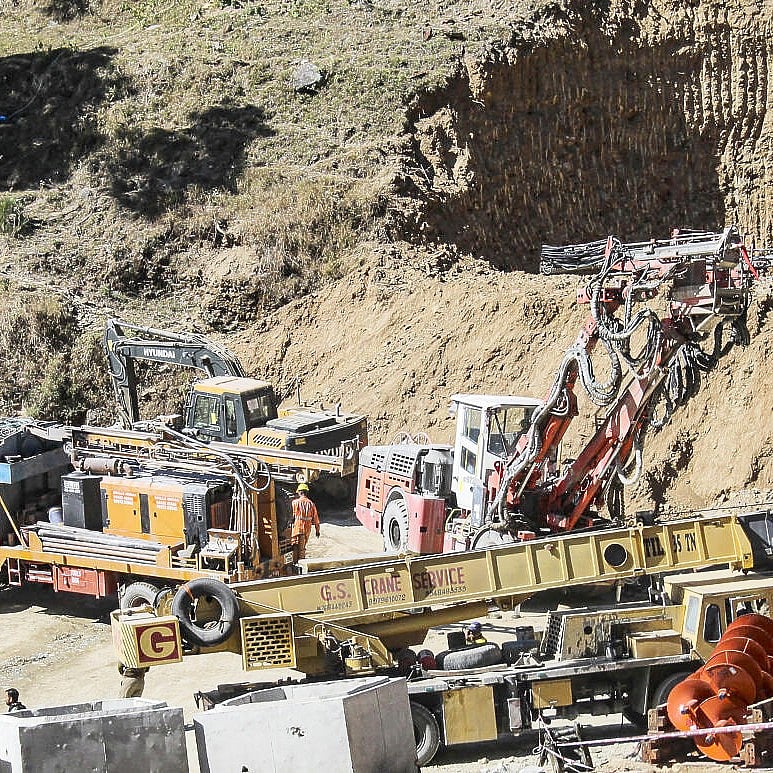 ಚಿತ್ರಗಳಲ್ಲಿ ನೋಡಿ: ಸುರಂಗದಲ್ಲಿ ಸಿಲುಕಿರುವವರ ರಕ್ಷಣೆಗೆ ಭಾರಿ ಕಾರ್ಯಾಚರಣೆ