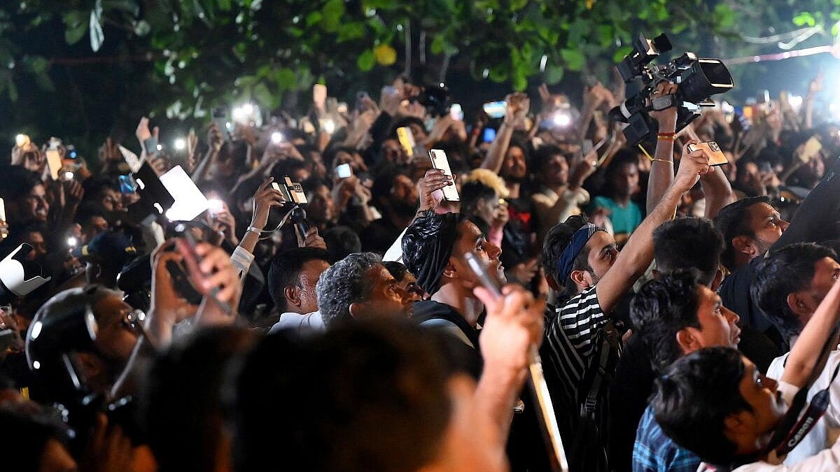 ಶಾರುಖ್ ಖಾನ್ ಜನ್ಮದಿನ: 30ಕ್ಕೂ ಹೆಚ್ಚು ಅಭಿಮಾನಿಗಳ ಮೊಬೈಲ್ ಕಳವು, ಮೂವರ ಬಂಧನ