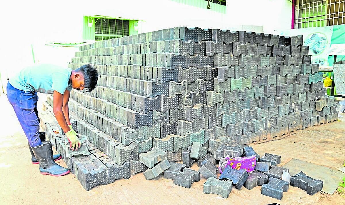 ಒಳನೋಟ: ಬಳಸಿ ಬಿಸಾಡಿದ ಪ್ಲಾಸ್ಟಿಕ್‌ಗೆ ಟೈಲ್ಸ್‌ ರೂಪ!