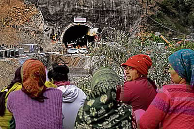 ರಕ್ಷಣಾ ಕಾರ್ಯಾಚರಣೆ ವೇಳೆ ಸ್ಥಳೀಯರು ವಿಕ್ಷೀಸುತ್ತಿರುವುದು