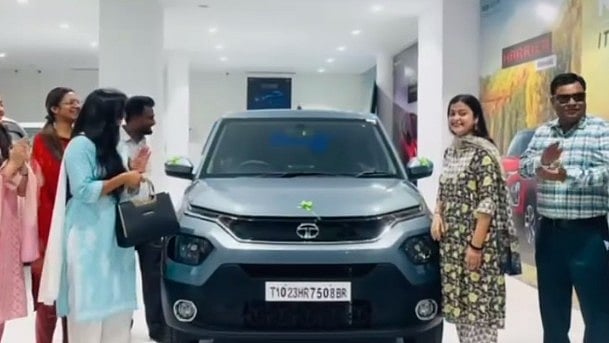 12 'ಸ್ಟಾರ್ ಉದ್ಯೋಗಿಗಳಿಗೆ' ಕಾರು ಉಡುಗೊರೆ ನೀಡಿದ ಹರಿಯಾಣದ ‌ಫಾರ್ಮಾ ಕಂಪನಿ