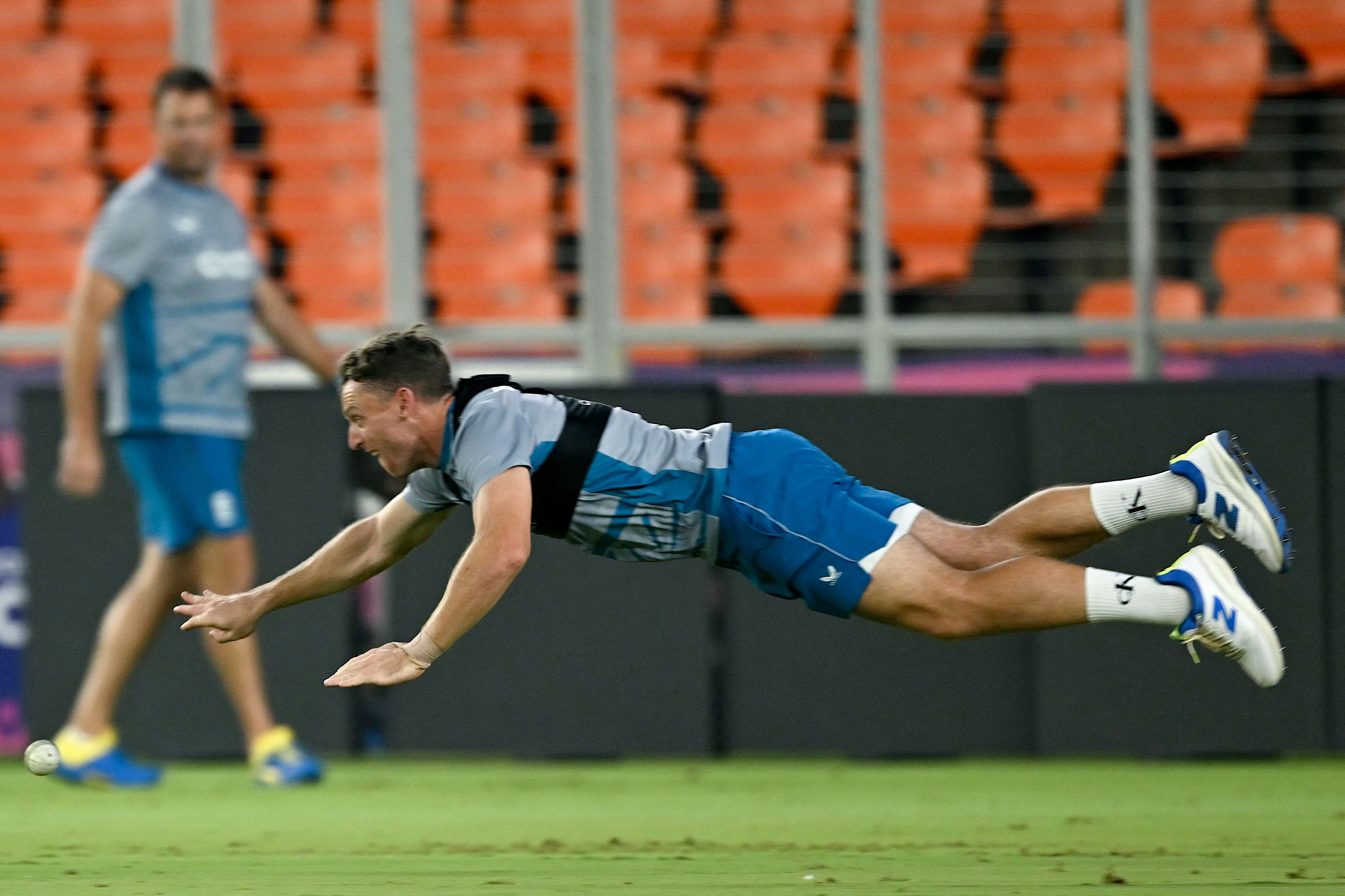 ಇಂಗ್ಲೆಂಡ್ ತಂಡದ ನಾಯಕ ಜೋಸ್ ಬಟ್ಲರ್ ವಿಕೆಟ್‌ಕೀಪಿಂಗ್ ಅಭ್ಯಾಸ ನಡೆಸಿದರು –ಎಎಫ್‌ಪಿ ಚಿತ್ರ