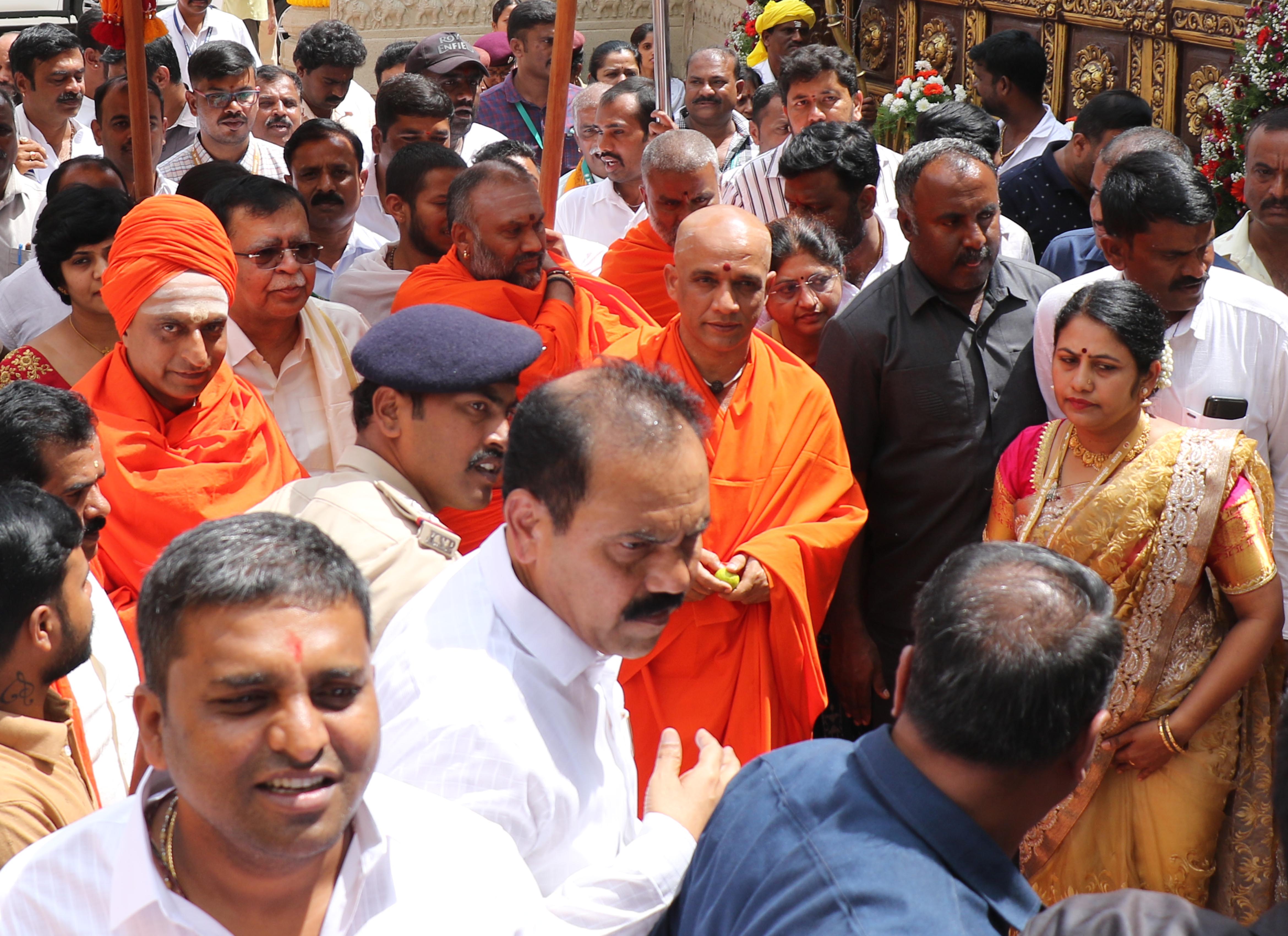 ದರ್ಶನೋತ್ಸವಕ್ಕೆ ಚಾಲನೆ ನೀಡಲು ಬಂದ ನಿರ್ಮಲಾನಂದನಾಥ ಸ್ವಾಮೀಜಿ ಅವರನ್ನು ಸಚಿವ ಕೆ.ಎನ್‌. ರಾಜಣ್ಣ ಜಿಲ್ಲಾಧಿಕಾರಿ ಸಿ.ಸತ್ಯಭಾಮಾ ಸ್ವಾಗತಿಸಿದರು