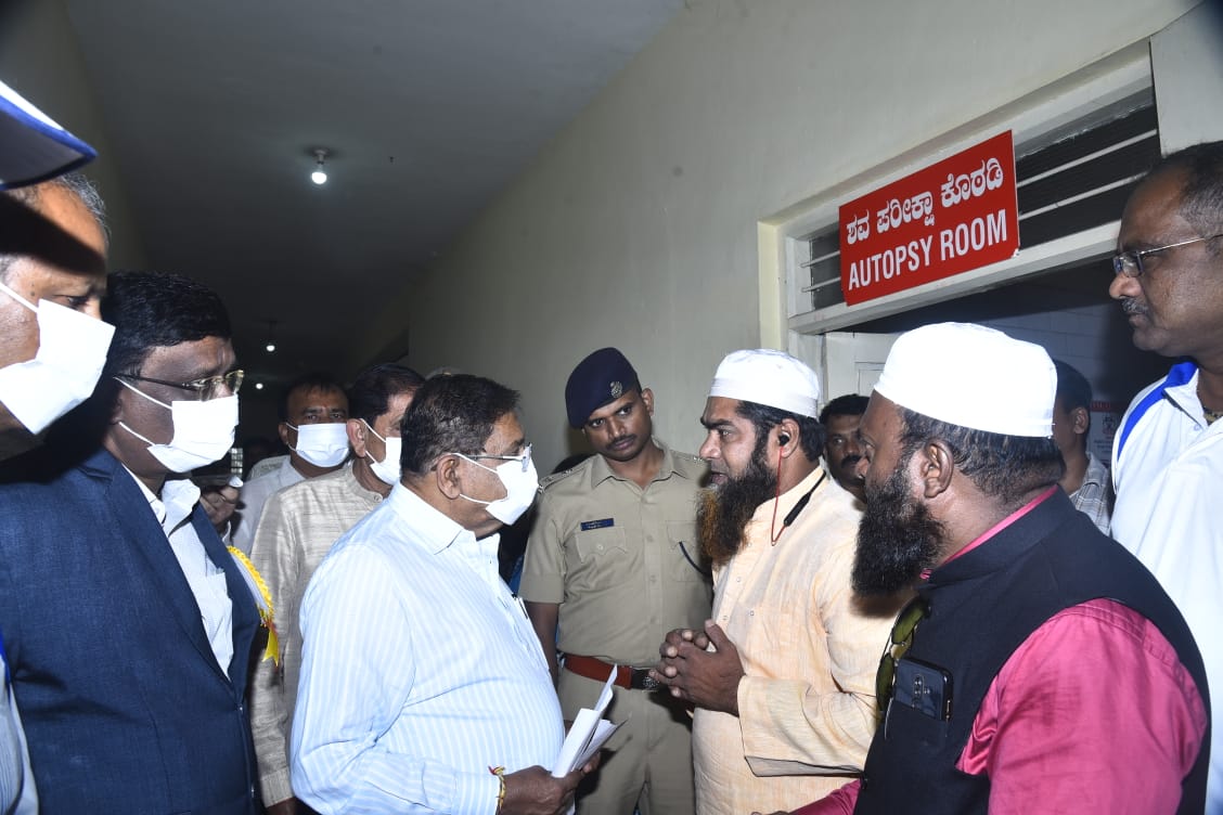 ತುಮಕೂರು ಜಿಲ್ಲಾ ಆಸ್ಪತ್ರೆಯ ಶವಾಗಾರಕ್ಕೆ ಸೋಮವಾರ ಬೆಳಿಗ್ಗೆ ಸಚಿವ ಜಿ. ಪರಮೇಶ್ವರ ಭೇಟಿ
