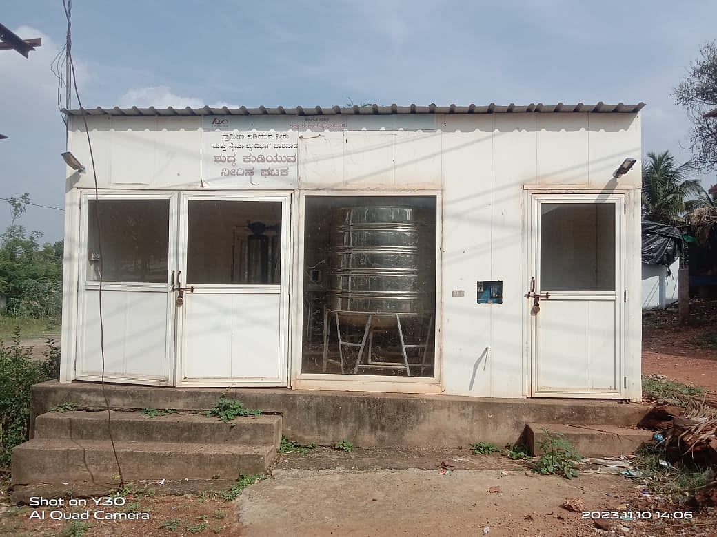 ಹರ್ಲಾಪುರ | ದುರಸ್ತಿಯಾಗದ ಕುಡಿಯುವ ನೀರಿನ ಘಟಕ: ಶುದ್ಧ ನೀರಿಗೆ ನಿತ್ಯ ಜನರ ಪರದಾಟ