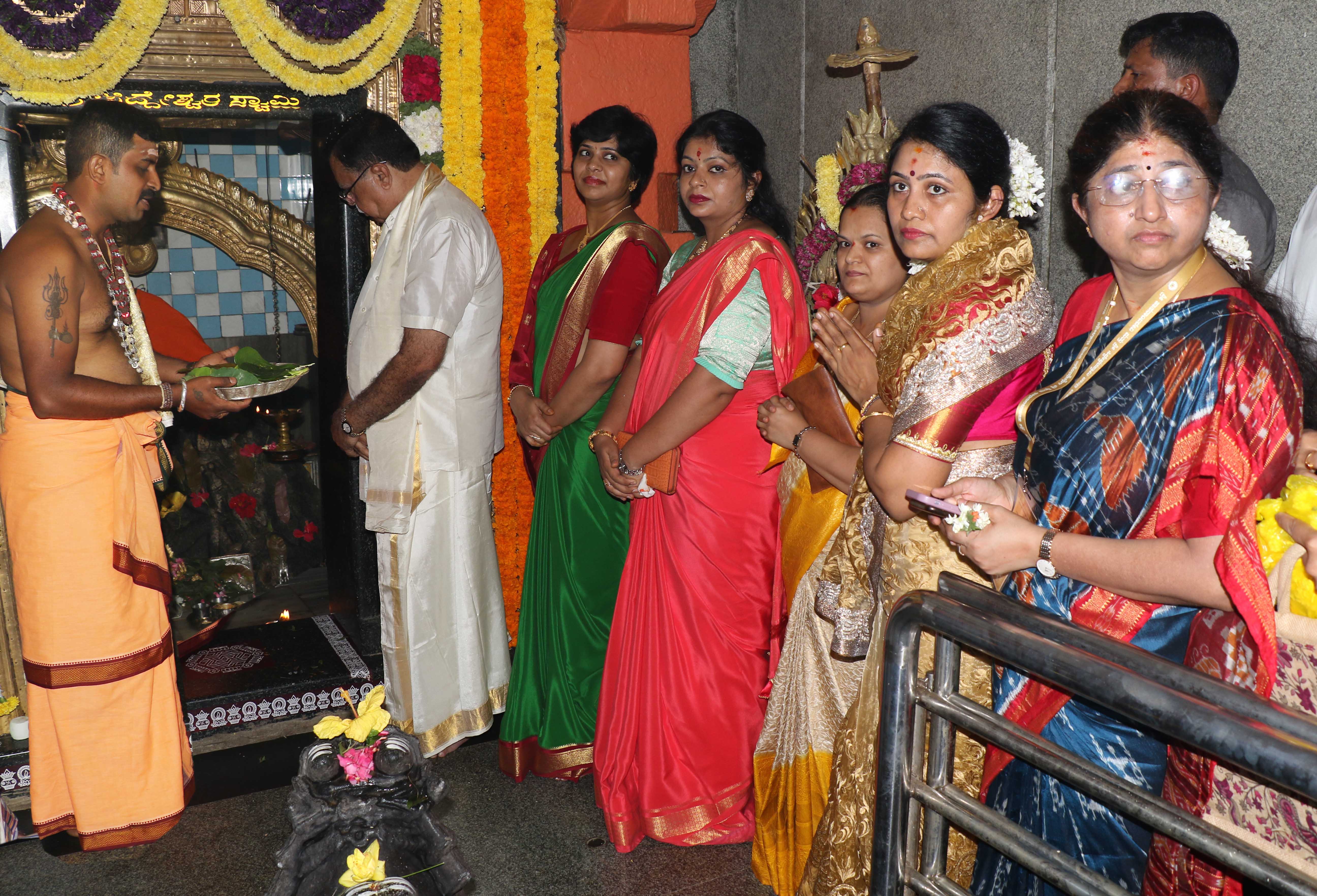 ಉಸ್ತುವಾರಿ ಸಚಿವ ಕೆ.ಎನ್‌. ರಾಜಣ್ಣ ಜಿಲ್ಲೆಯ ಅಧಿಕಾರಿಗಳು ಸಿದ್ಧೇಶ್ವರ ಸ್ವಾಮಿ ದರ್ಶನ ಪಡೆದರು