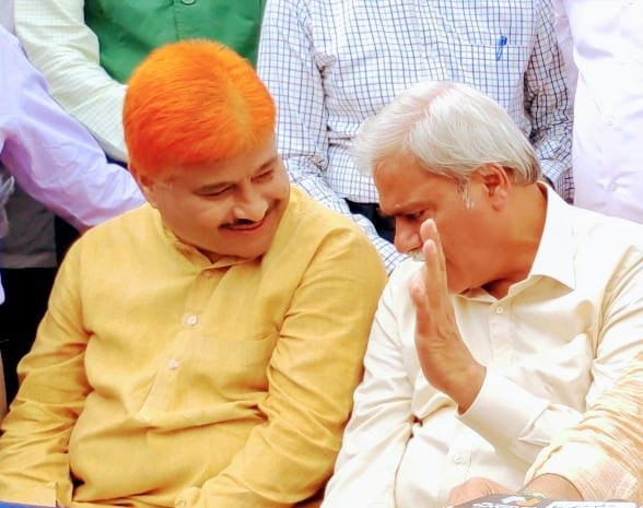 ಸಚಿವ ಶರಣಬಸಪ್ಪ ದರ್ಶನಾಪುರ ಹಾಗೂ ಗುರು ಪಾಟೀಲ ಶಿರವಾಳ ಚರ್ಚೆಯಲ್ಲಿ ಮಗ್ನರಾಗಿರುವುದು