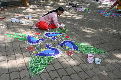 ಮಹಿಳೆಯರು ರಂಗೋಲಿ ಬಿಡಿಸಿದರು. ಚಿತ್ರಗಳು: ಎಸ್ ಕೆ ದಿನೇಶ್