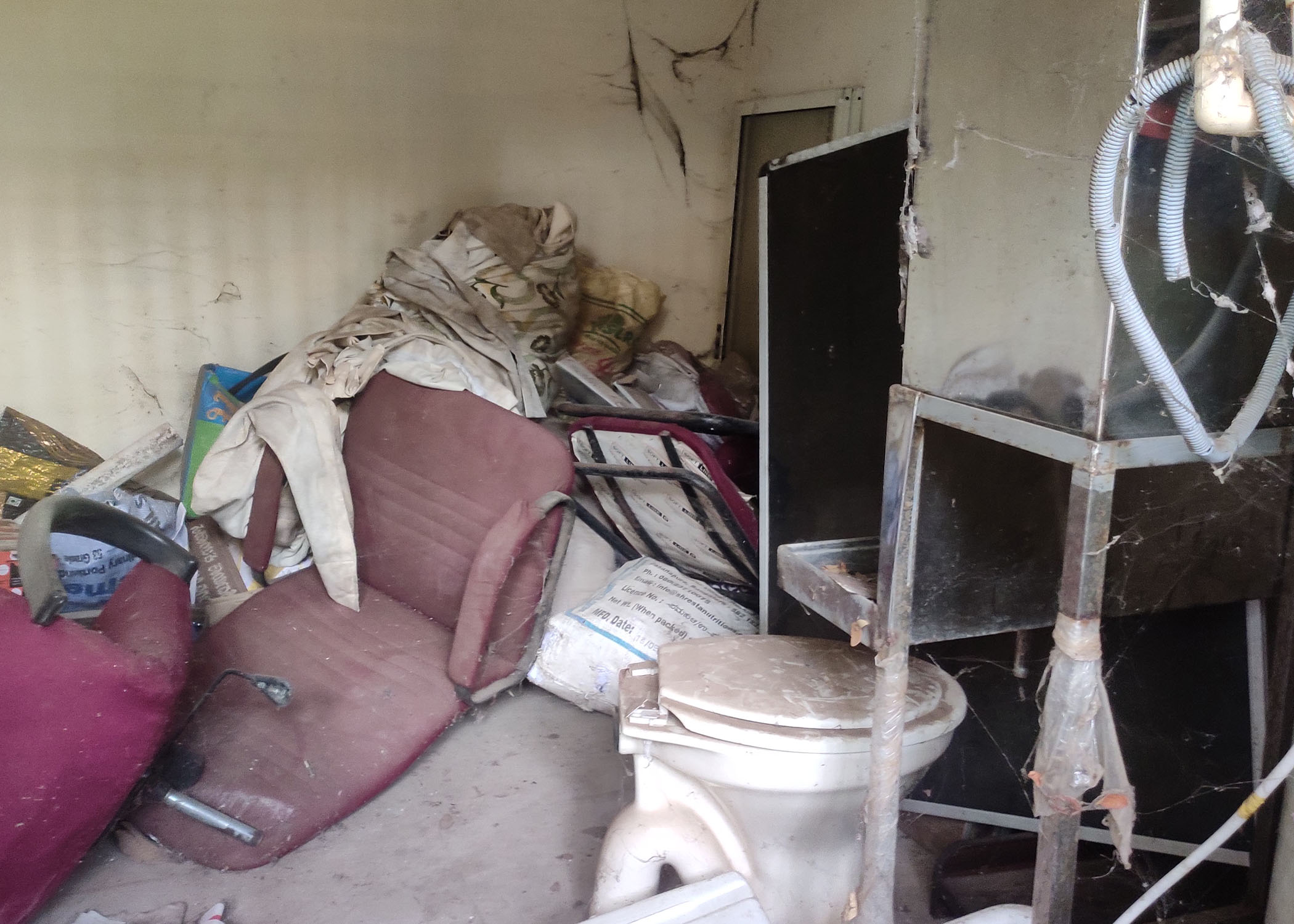 ಶುದ್ದ ಕುಡಿಯುವ ನೀರಿನ ಘಟಕದಲ್ಲಿ ತುಂಬಲಾಗಿರುವ ಅನುಪಯುಕ್ತ ಸಾಮಾನುಗಳು