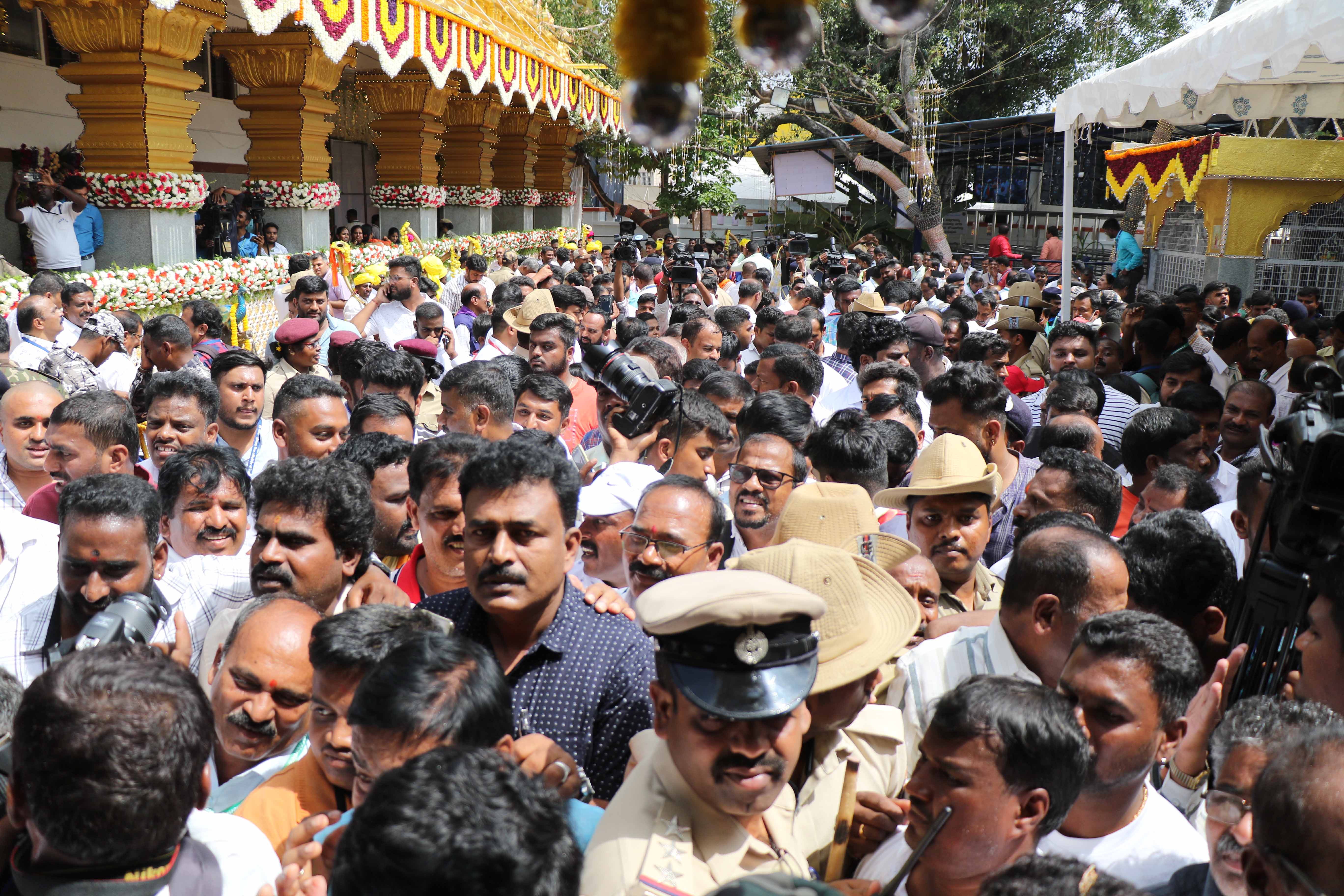 ದರ್ಶನದ ಮೊದಲ ದಿನ ದೇಗುಲದ ಎದುರು ಸೇರಿದ್ದ ಜನ